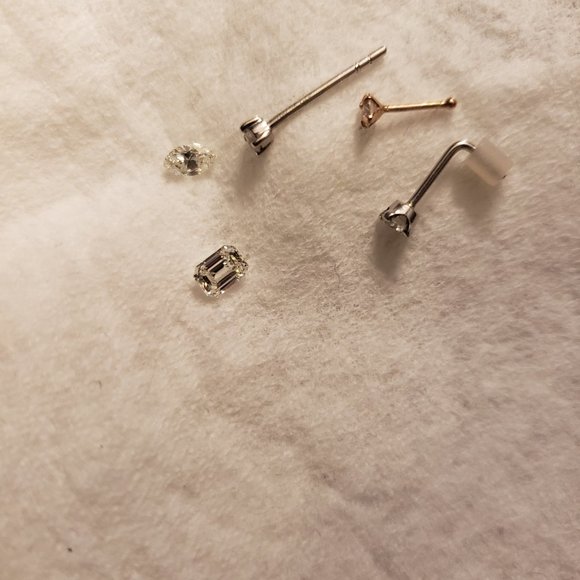3 diamond nose studs and two loose natural diamond stones - Picture 4 of 5
